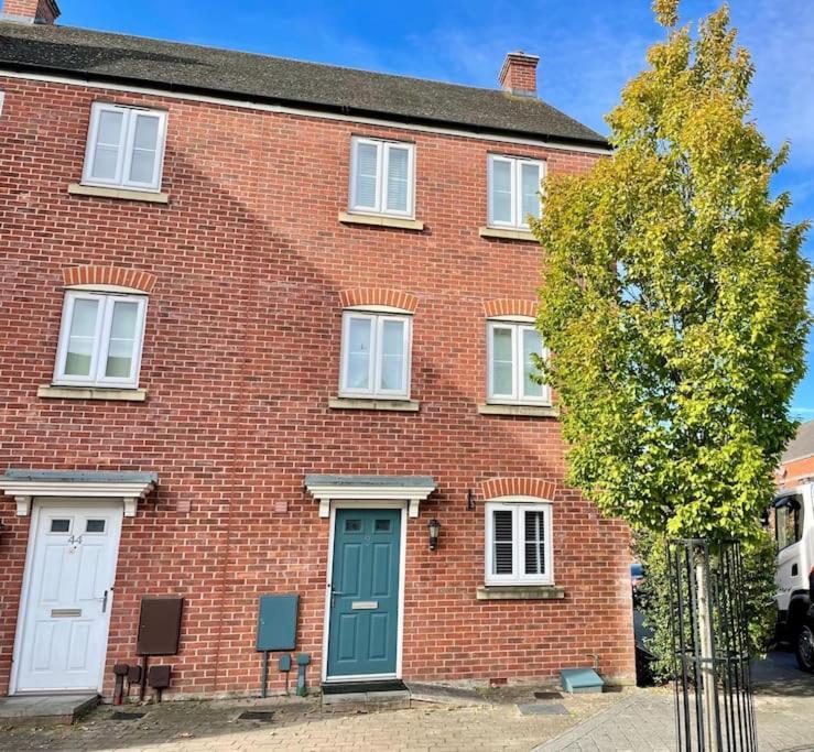 5 Bed House In Gloucester Hucclecote ภายนอก รูปภาพ
