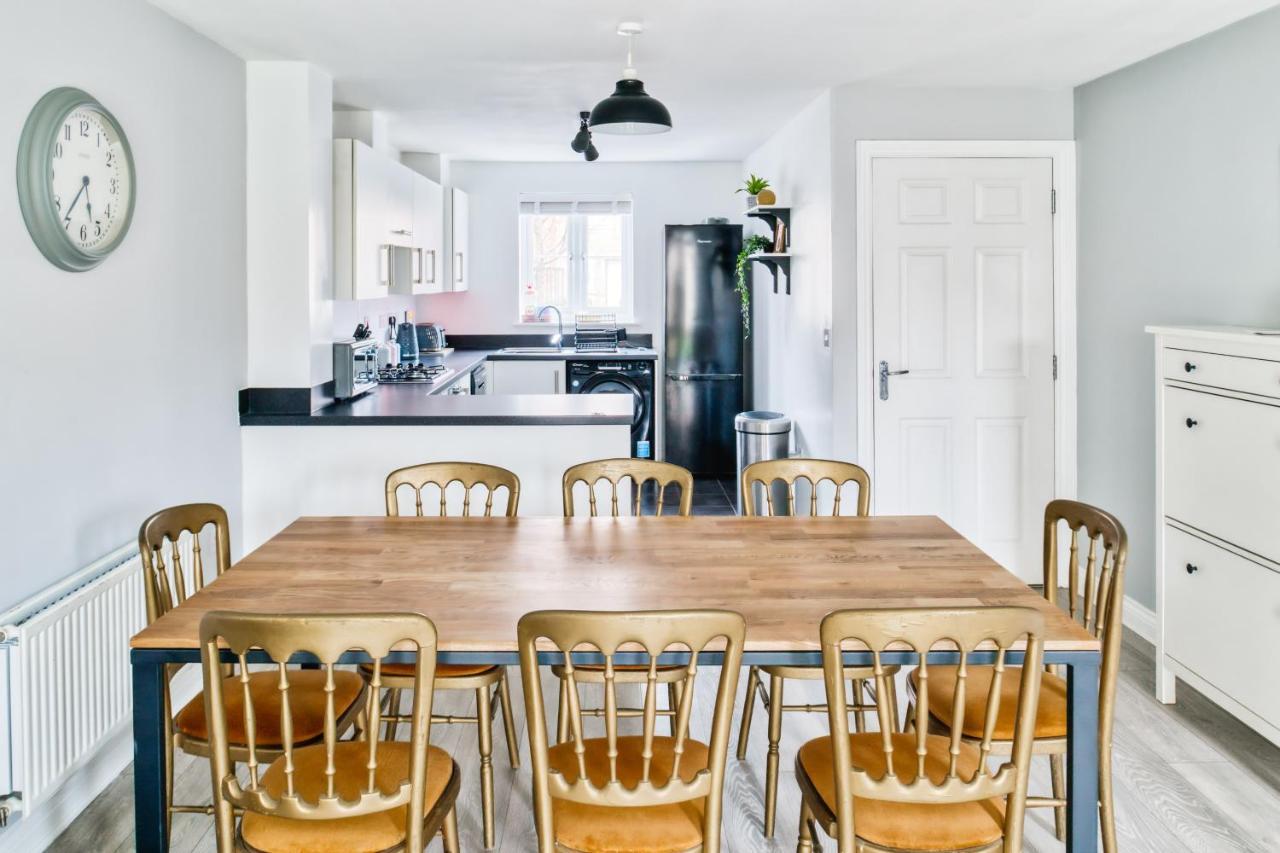 5 Bed House In Gloucester Hucclecote ภายนอก รูปภาพ