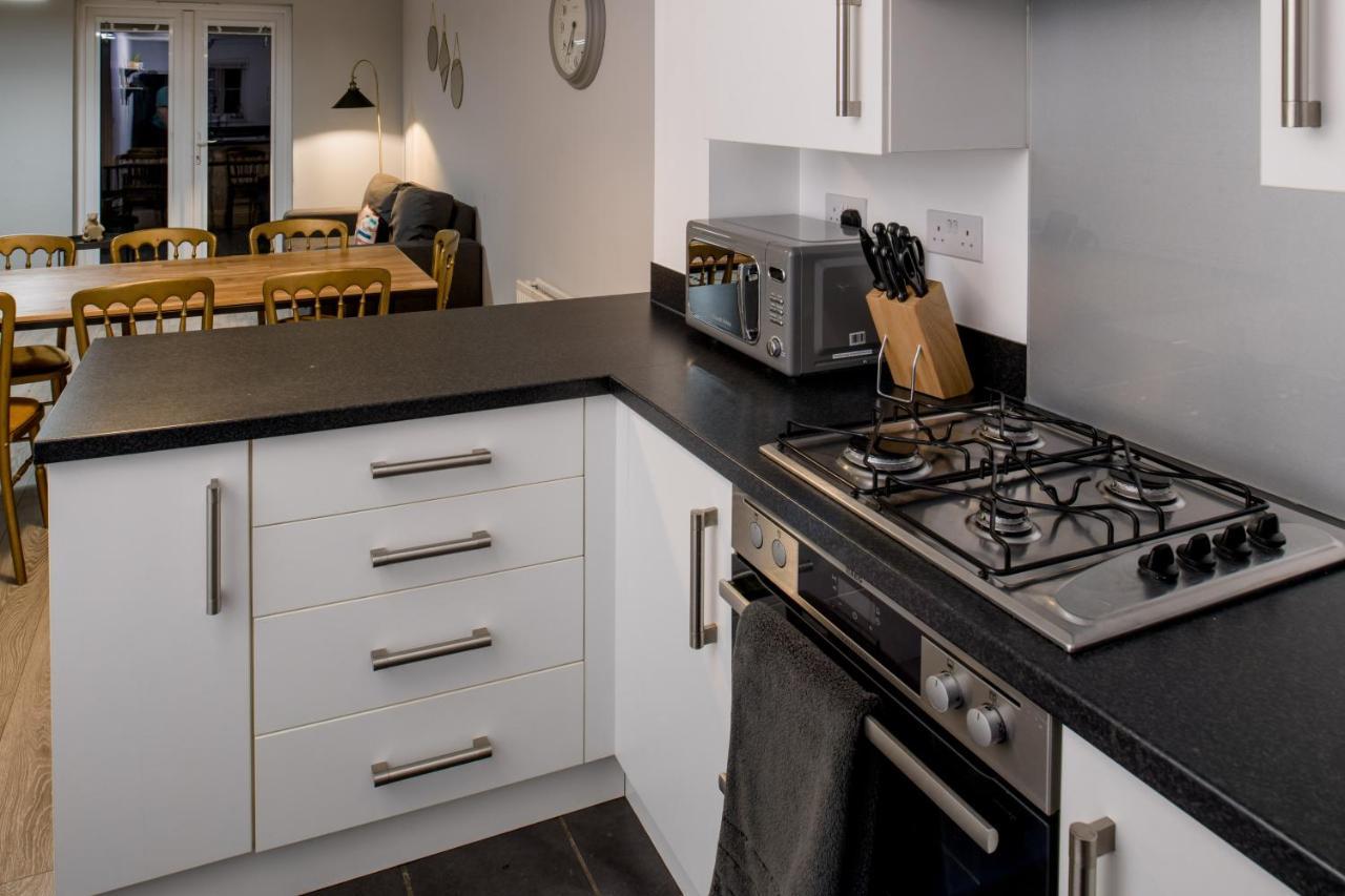 5 Bed House In Gloucester Hucclecote ภายนอก รูปภาพ