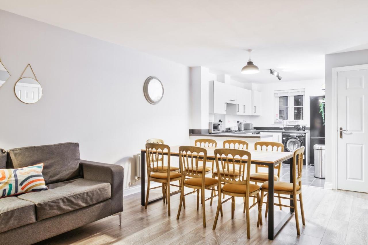 5 Bed House In Gloucester Hucclecote ภายนอก รูปภาพ