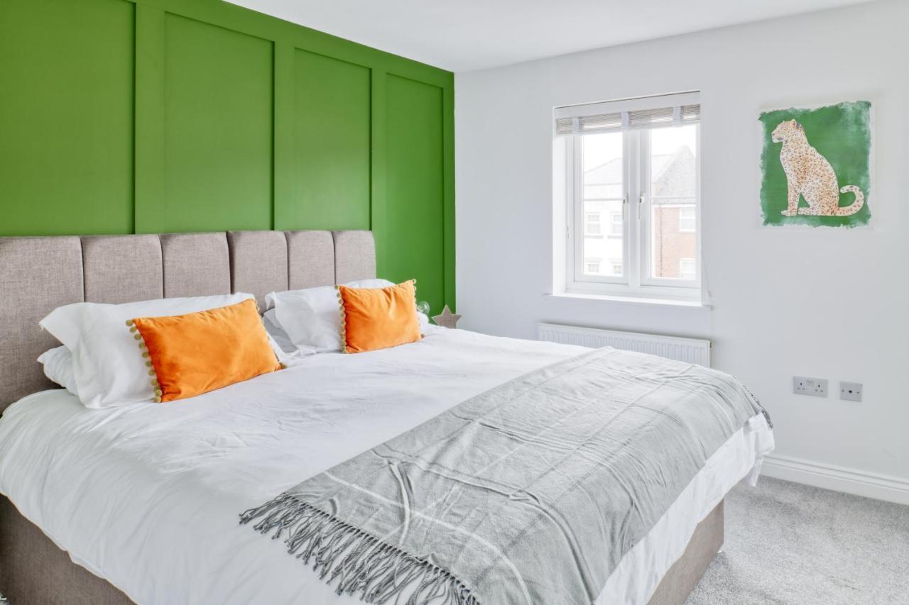 5 Bed House In Gloucester Hucclecote ภายนอก รูปภาพ