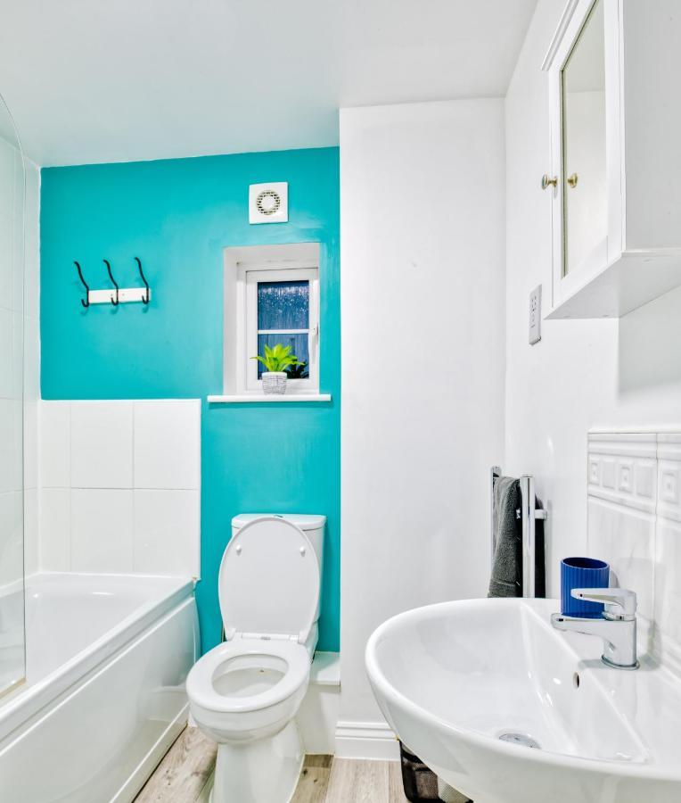 5 Bed House In Gloucester Hucclecote ภายนอก รูปภาพ