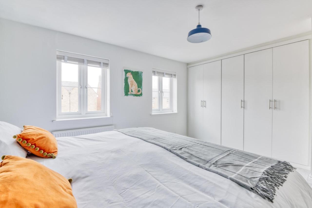 5 Bed House In Gloucester Hucclecote ภายนอก รูปภาพ