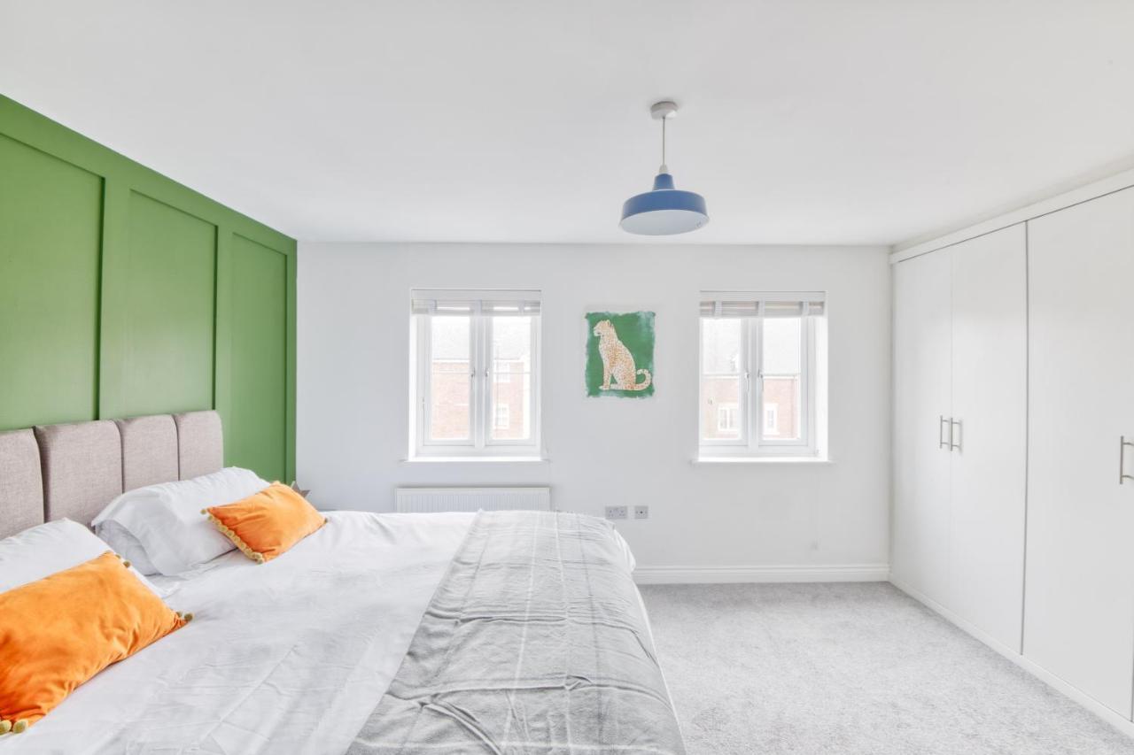 5 Bed House In Gloucester Hucclecote ภายนอก รูปภาพ